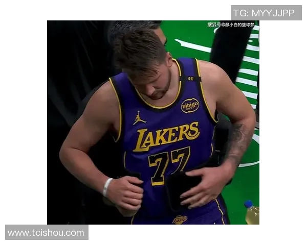 曝东契奇近期忍受剧痛作战!接受全天候治疗 因湖人伤员多他不想缺席 曝东契奇近期忍受剧痛作战!接受全天候治疗 因湖人伤员多他不想缺席